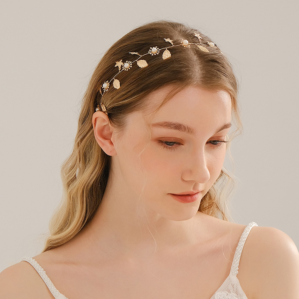 Bridal hair accessories, wedding gowns, evening gowns, headwear, simple beach style, ins niche design sense, handcrafted pearl star hair bands details Picture