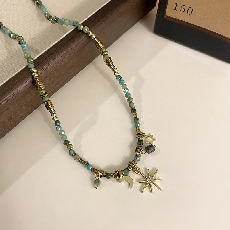 A retro beaded stacked necklace for women, a light luxury and niche Bohemian sunflower collarbone chain neck accessory Application Scenario