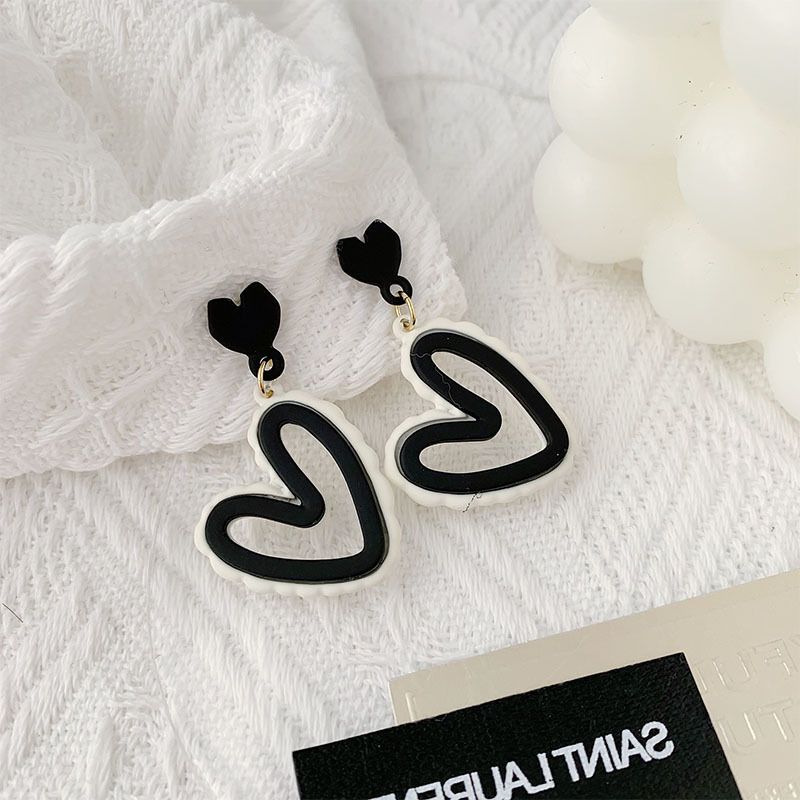 Korean style black and white contrasting heart-shaped earrings, ins niche design sense, high-end sweet and cool stud earrings and earrings wholesale Application Scenario