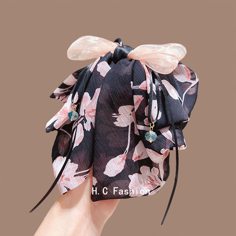 A new, elegant and sweet bow floral grabber with a gentle and refined style. It features a small ponytail at the back and a shark clip hair accessory Specification drawing