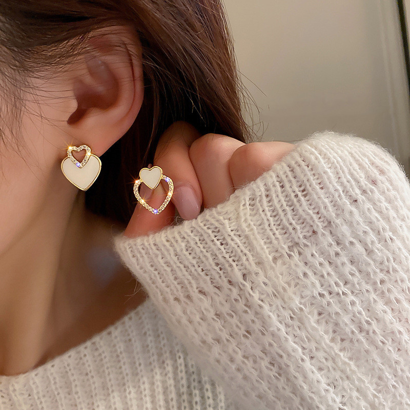 Korean gentle and sweet asymmetrical heart-shaped earrings, a niche design with a sense of sophistication and elegance, are elegant stud earrings and accessories for women details Picture