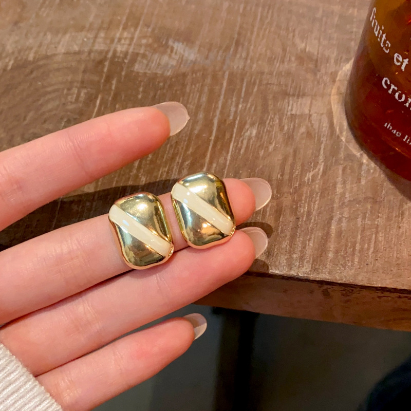 French retro double-piece smooth stud earrings for women, light luxury, versatile, elegant and high-end metal earrings, trendy earrings wholesale full figure