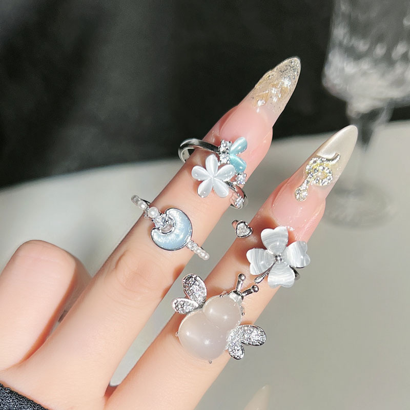 This light luxury, ethereal, carmedullary, rotatable flower opening ring is a trendy, fashionable and high-end ring for women full figure