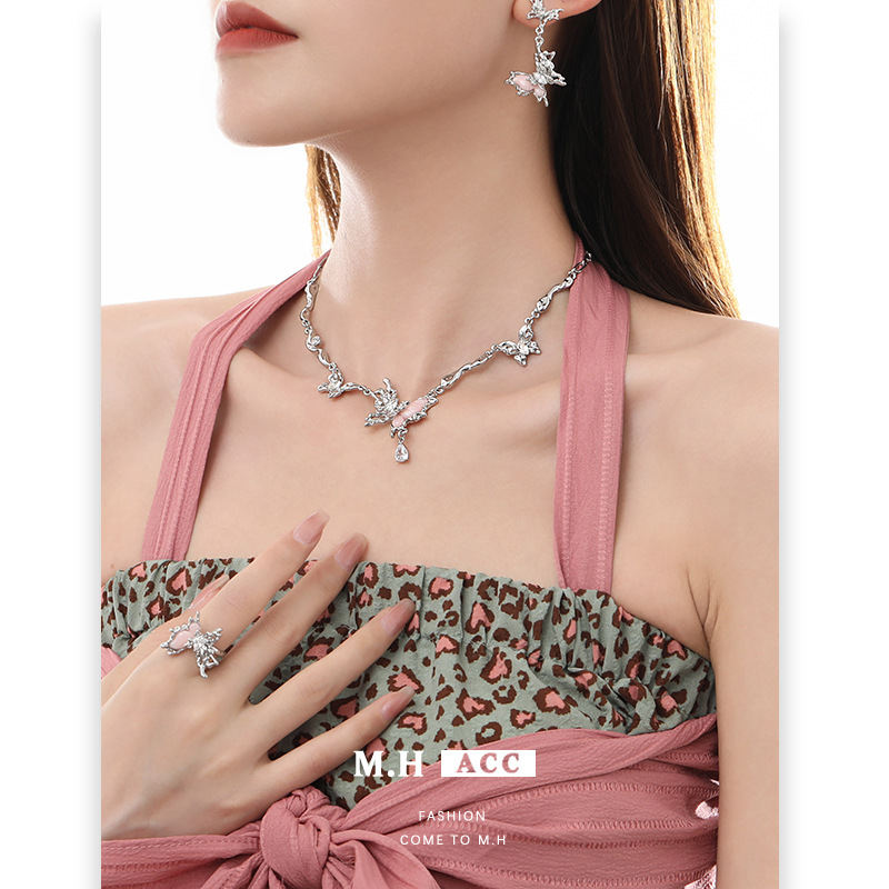 Versatile ins Barbie pink butterfly necklace for women, summer high-end zircon collarbone chain, fashionable commuting accessory wholesale Specification drawing