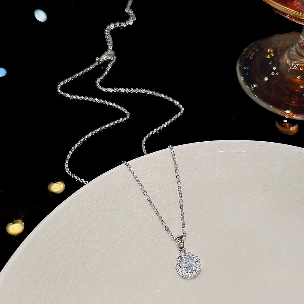 Sweet and exquisite accessories, slightly studded with diamonds, round necklace, a new light luxury and niche versatile necklace for women, collarbone chain full figure