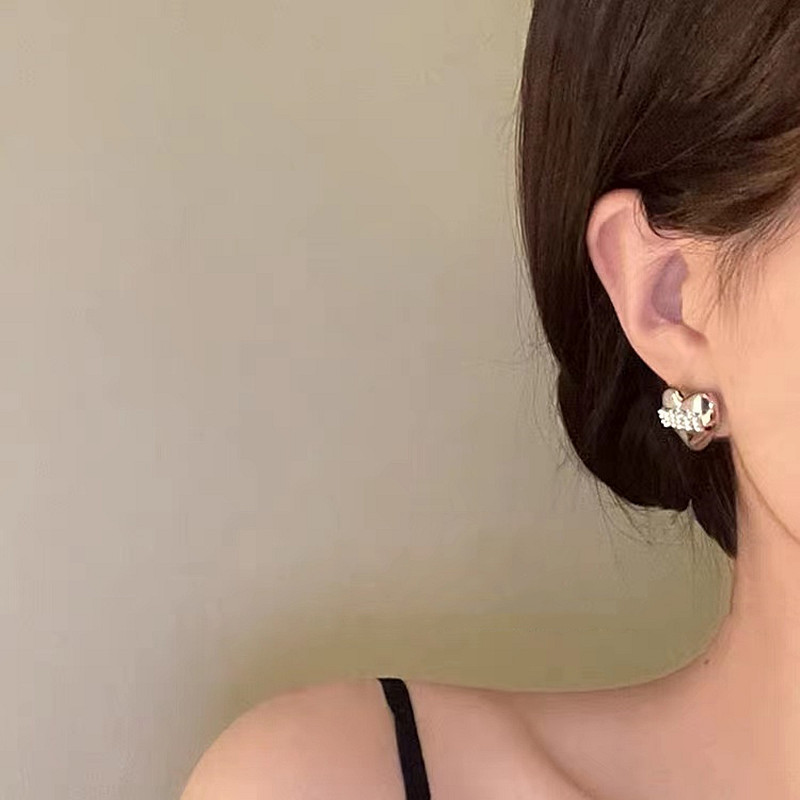 S925 heart-shaped pearl stud earrings are a light luxury, niche, sweet, exquisite, fashionable and versatile accessory with a high-end design sense Specification drawing