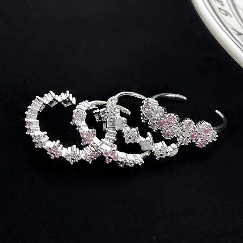 Exquisite and simple four-leaf clover slightly set pink diamond fashionable open ring, sweet and elegant woman, niche and cold style index finger ring details Picture