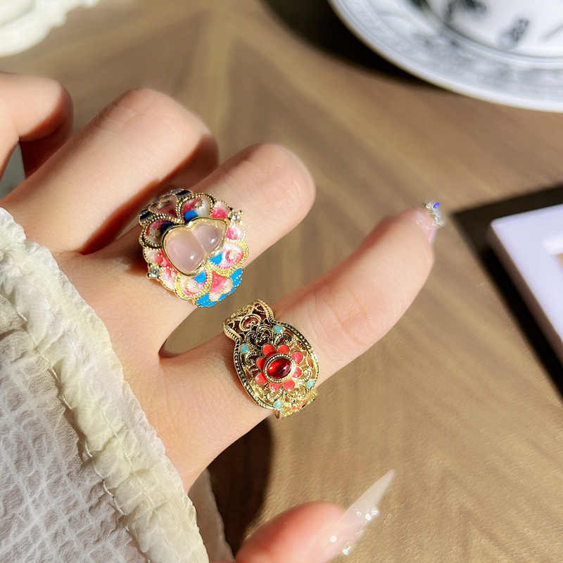 A retro new Chinese-style butterfly flower ring with hollowed-out enamel gourd, a unique and fashionable index finger ring in a women's court style full figure