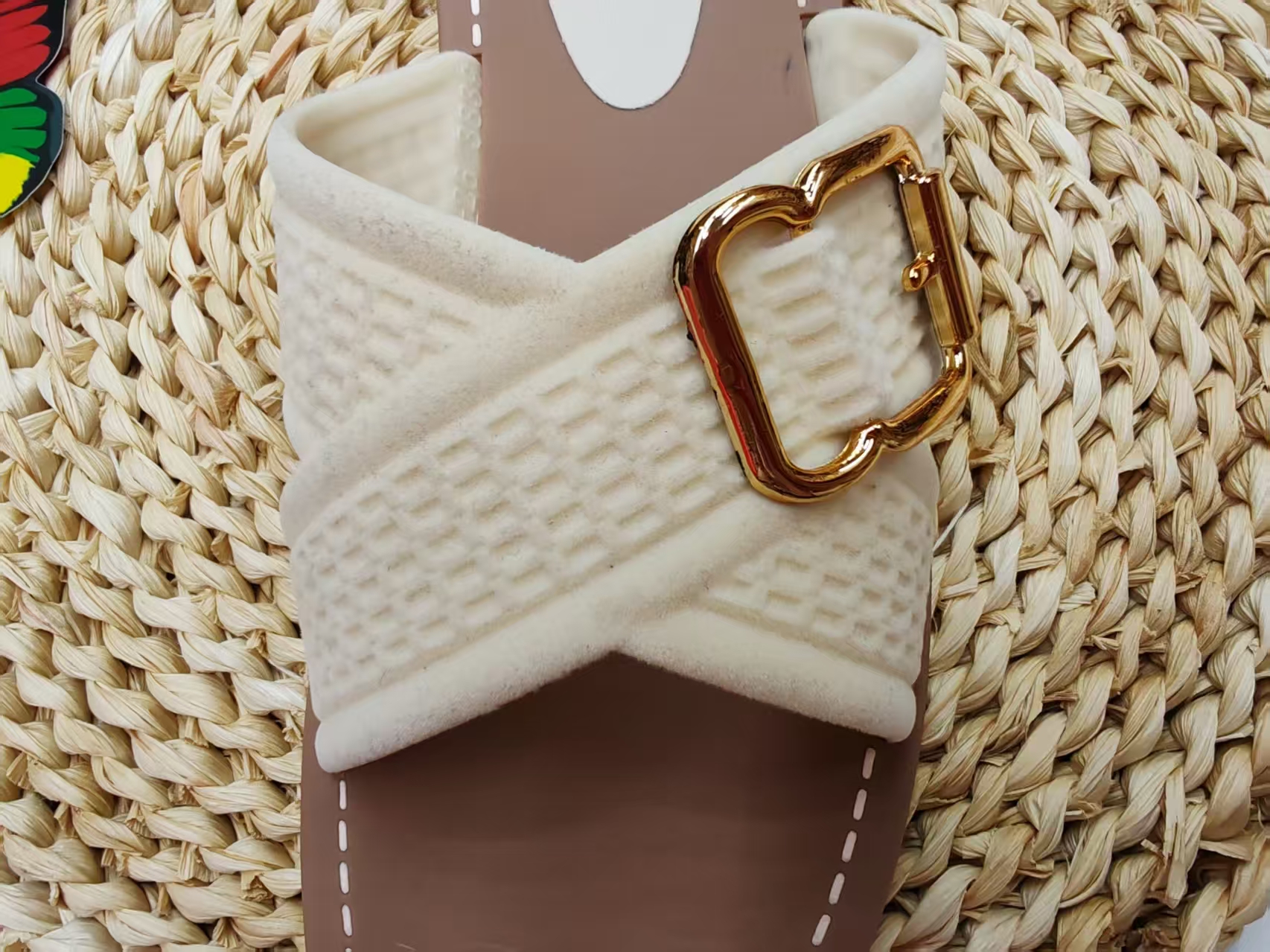 New summer 2025 outdoor flat velvet cross flip-flops Application Scenario