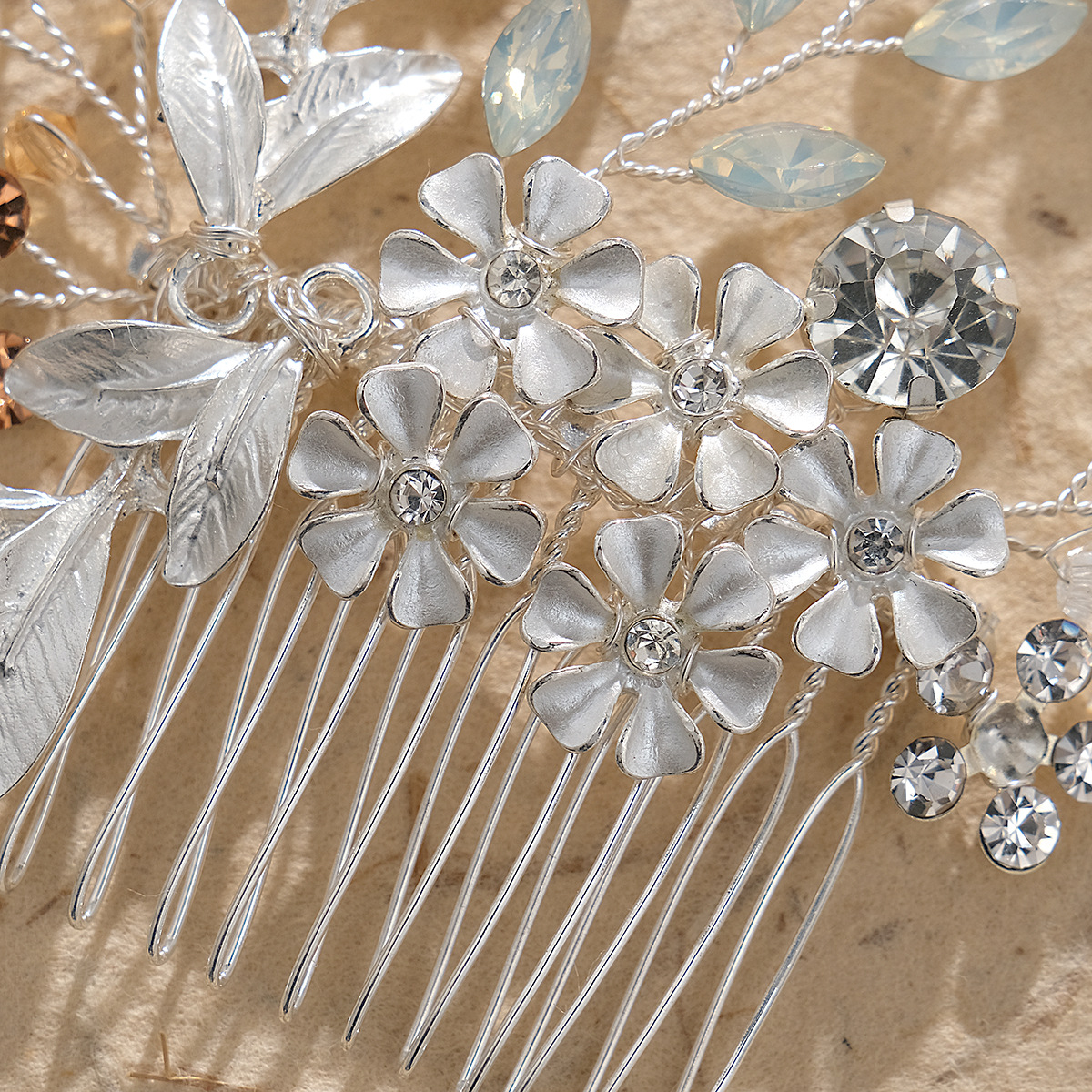 European and American hair accessories, court-style retro style comb, luxurious alloy water diamond comb, handcrafted crystal floral bridal accessories Application Scenario