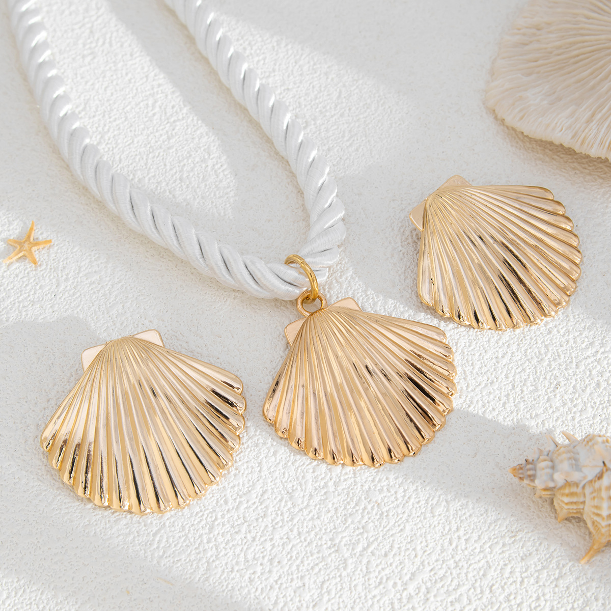 European and American cross-border jewelry, ocean vacation alloy scallop pendant necklace, personalized Bohemian thick rope collarbone chain Application Scenario
