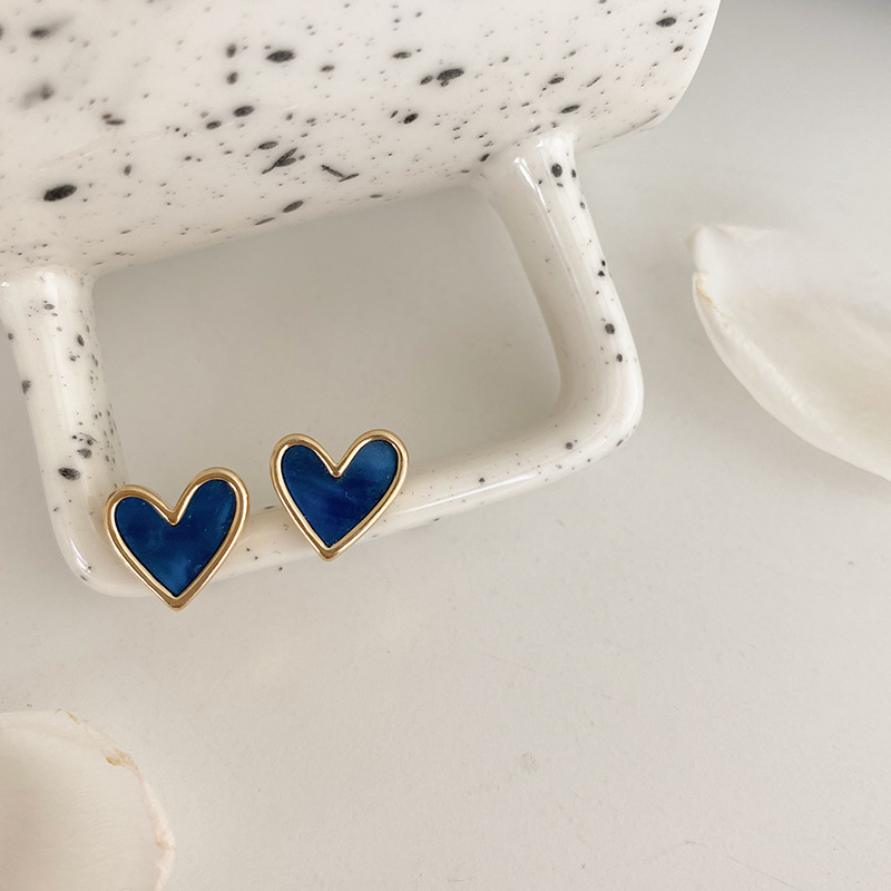 Blue heart-shaped ear clips, no ear piercings, feminine earrings, original design, elegant stud earrings, French earrings, simple and trendy Application Scenario