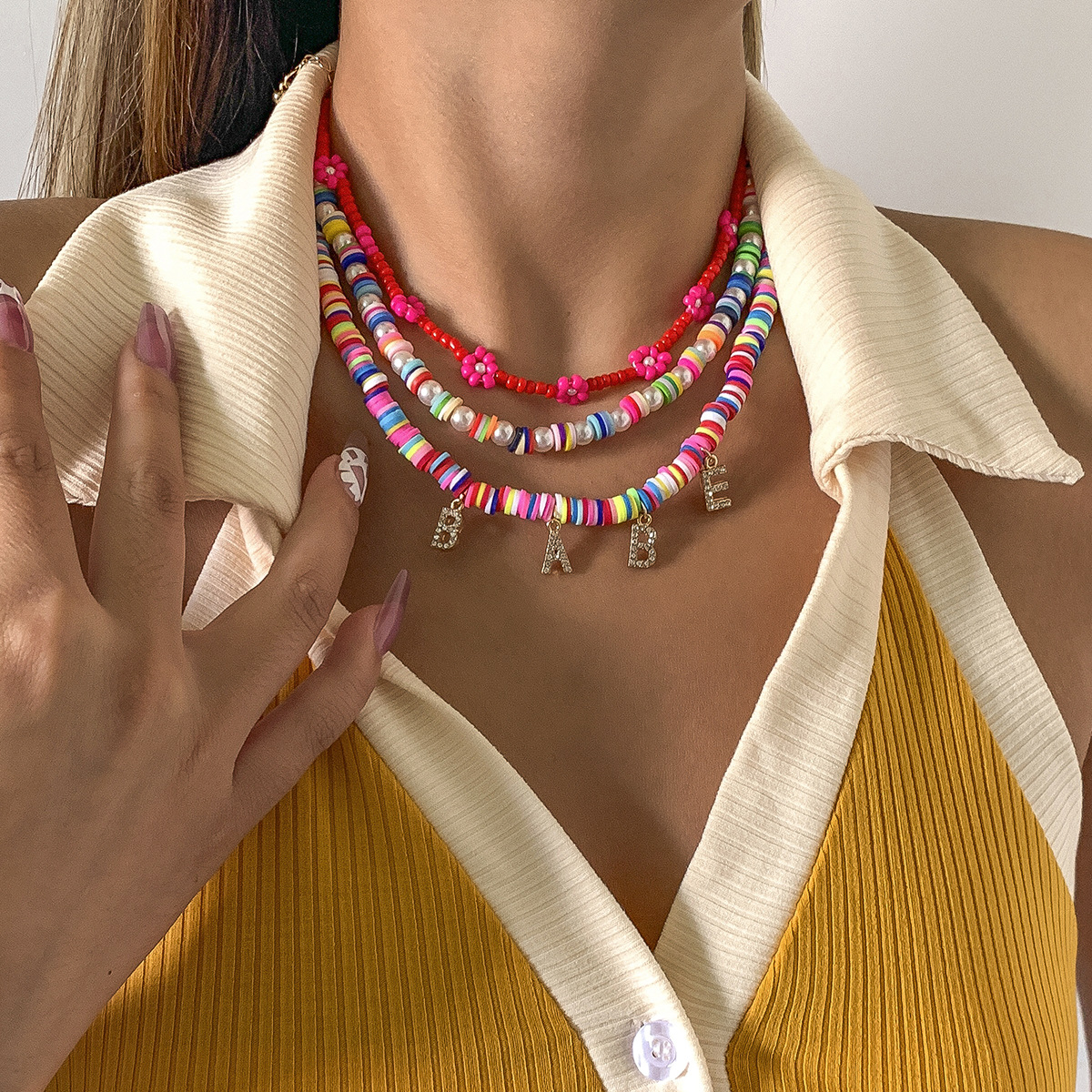 Retro ethnic style soft clay rice bead flower necklace, European and American cross-border jewelry, fashionable diamond-encrusted letter pearl necklace details Picture