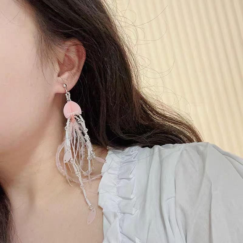 "Heart fluttering here!" Colorful jellyfish feather stud earrings, sequined tassel plush long earrings, vacation-style earrings details Picture