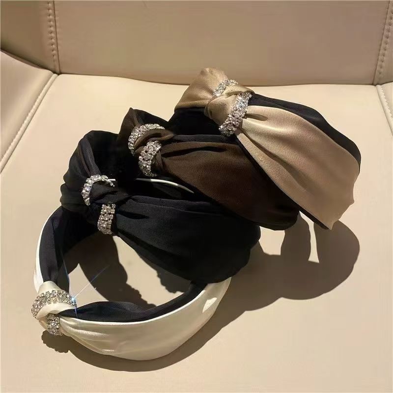 The small chanel-style Korean cross-rhinestone hairband exudes a high-end feminine charm. It features a double-layer fabric satin knot hairpin and a stylish headband full figure