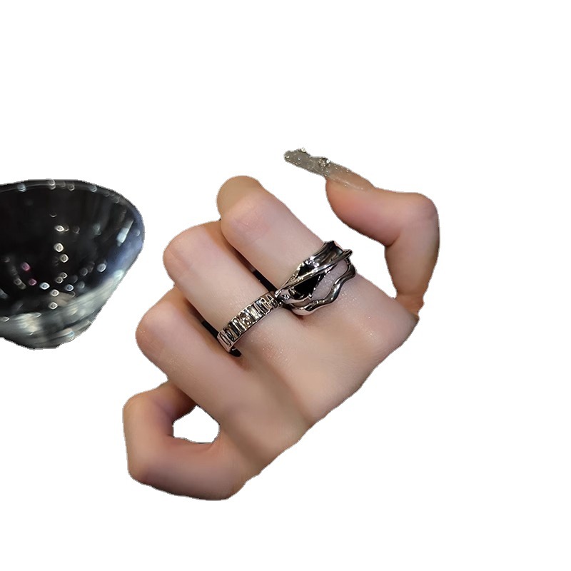 The geometric cold style black zircon ring is a niche design for women, exuding a sense of high-end sophistication. The opening can be adjusted, making it fashionable and individualistic, with a trendy and trendy vibe Item Picture