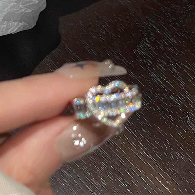 A high-end heart-shaped cross-zirconia ring for women on Instagram, a cold and niche index finger ring, a light luxury and exquisite open-top ring Application Scenario