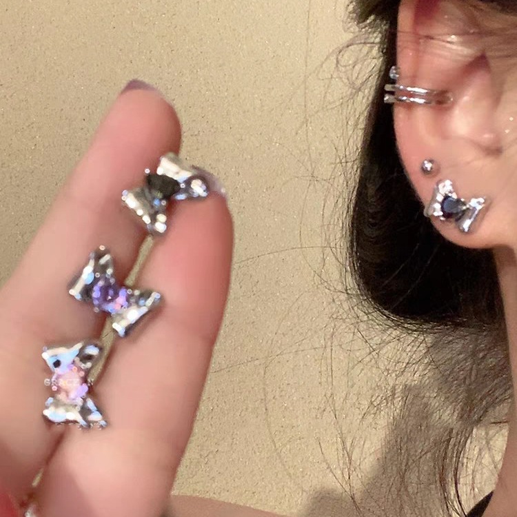 Sweet and cool style sweetheart Zircon butterfly stud earrings for girls, cute, exquisite, versatile and fashionable, with a hot girl design sense full figure