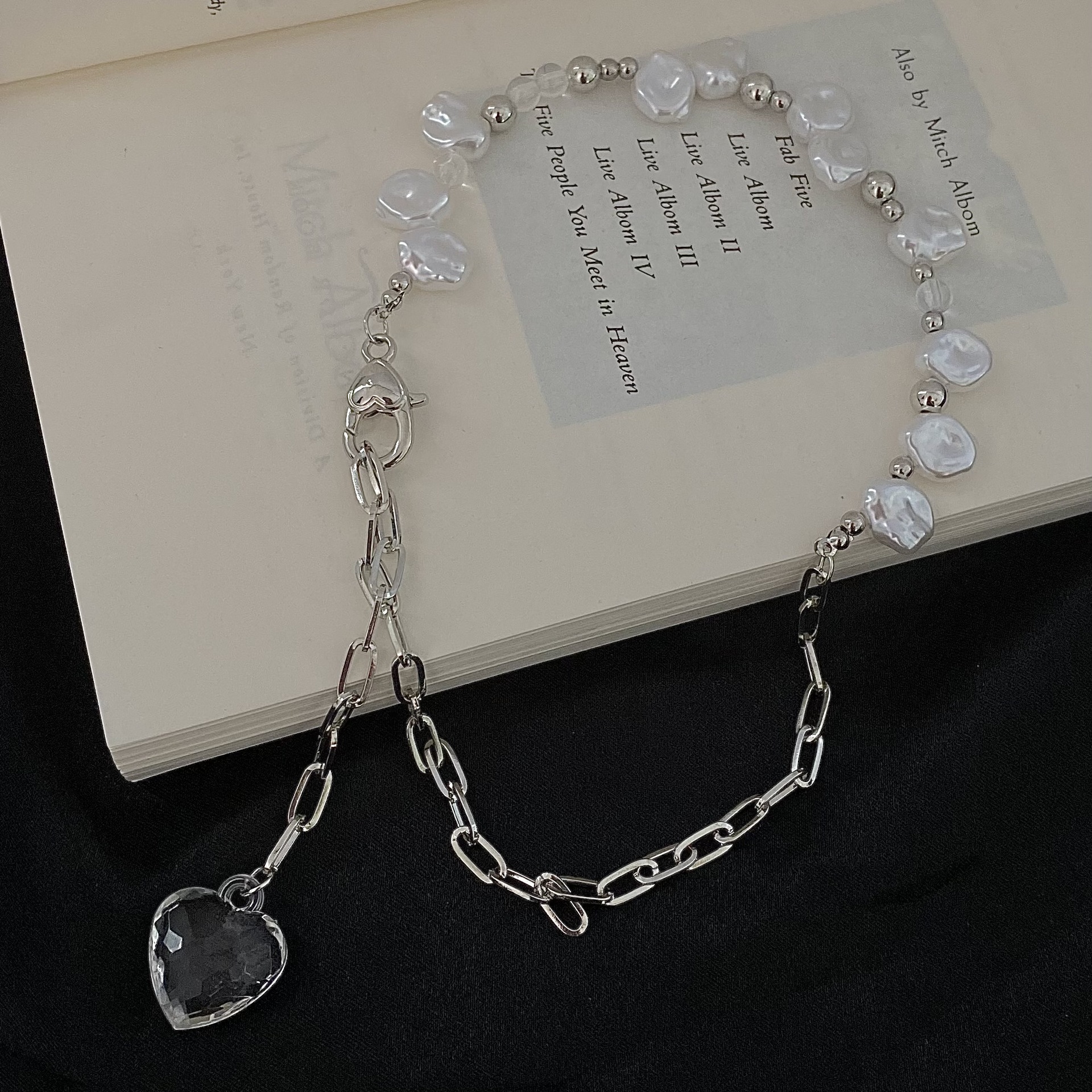 ins irregular-shaped pearl transparent heart collarbone chain, fairy personality heart-shaped niche design necklace, fashionable and trendy neck chain Application Scenario