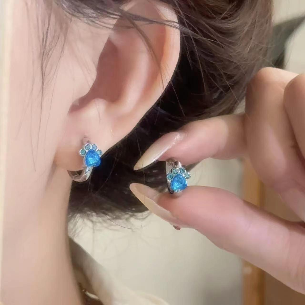 Japanese and Korean cat paw ear loops, cute pink diamond-encrusted heart-shaped cat foot earrings for women on Instagram, personalized accessories details Picture