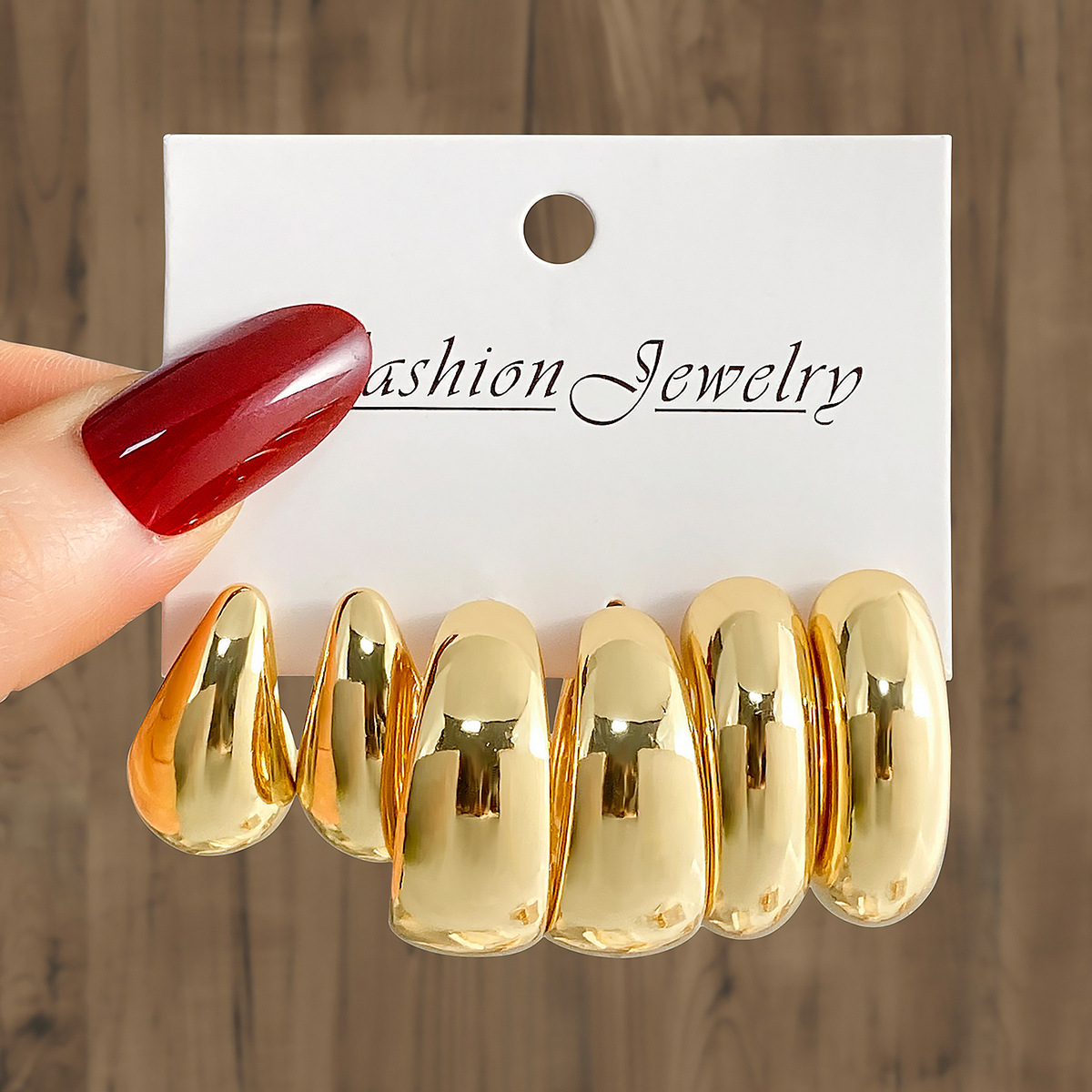 A new set of 3-piece golden metal earrings with a high-end, creative, retro and simple style from Europe and America, featuring Doudou stud earrings full figure