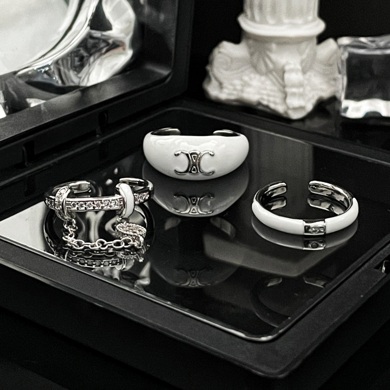 This unique and niche ring exudes a sense of sophistication for women. It features a white glazed chain opening ring with a cold style and a distinctive, individualistic and elegant accessory trend full figure