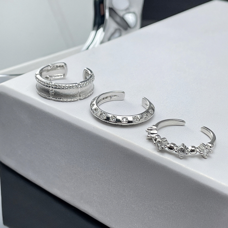 This is a fashionable Italian court-style niche ring with a brushed finish. It is adjustable for women and features a light luxury and exquisite layering design Application Scenario
