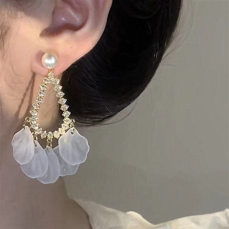 The super ethereal and versatile zircon water drop petal tassel earrings and earrings are trendy, light luxury, high-end and niche earrings for women on Instagram details Picture
