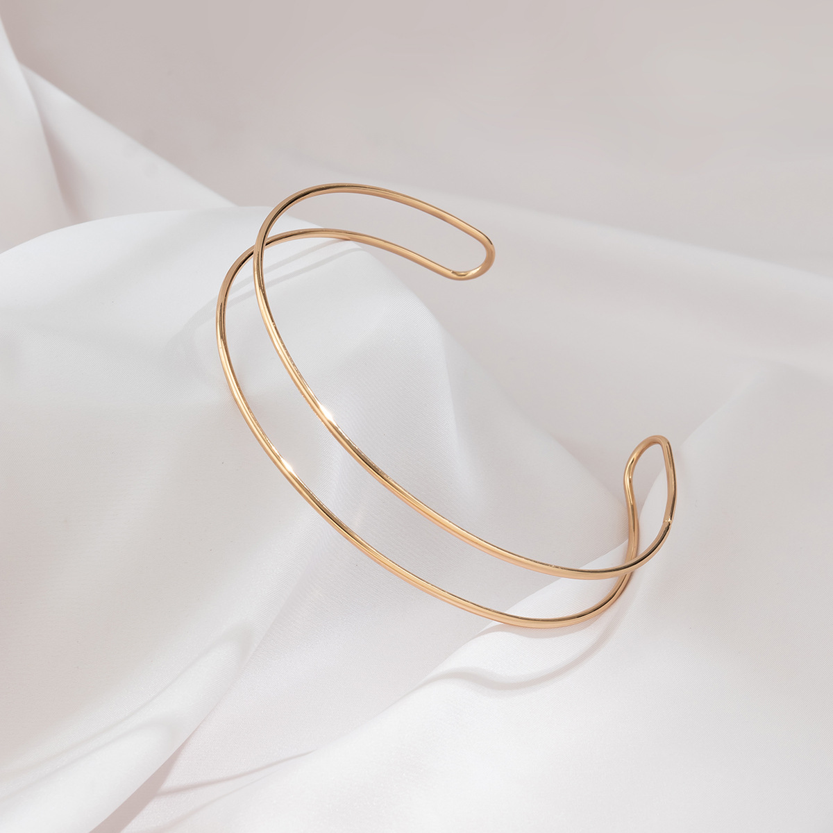 European and American cross-border accessories: Simple collarbone chain with open lines, geometric neck ring, metallic style, sweet and cool punk collar for women Application Scenario