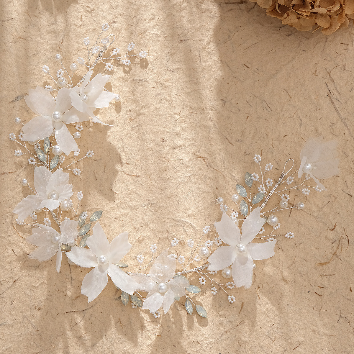 New Korean bride headband, a retro forest-themed wedding accessory, handcrafted fabric floral headwear, and a sweet updo headband Specification drawing