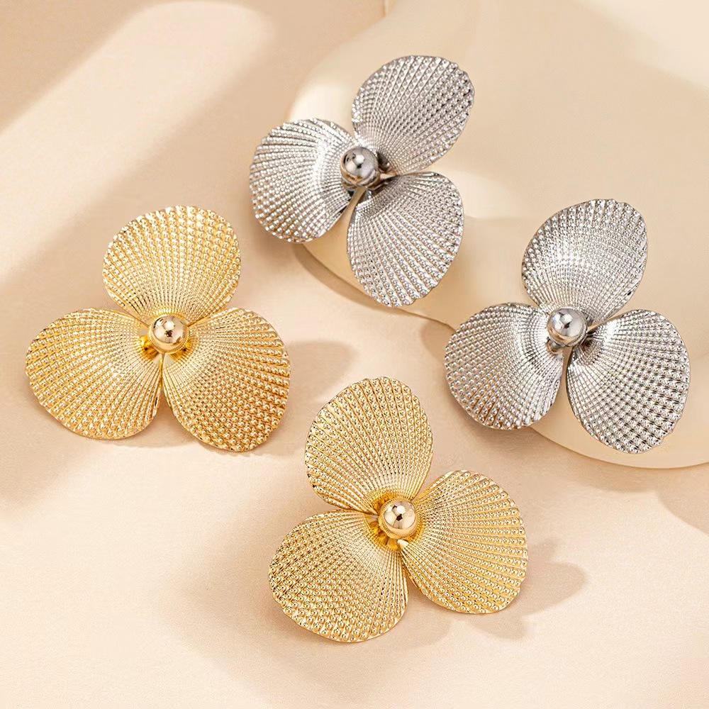 New, exaggerated, retro, elegant and fashionable ear earrings with a sense of shell flower design from Europe and America details Picture