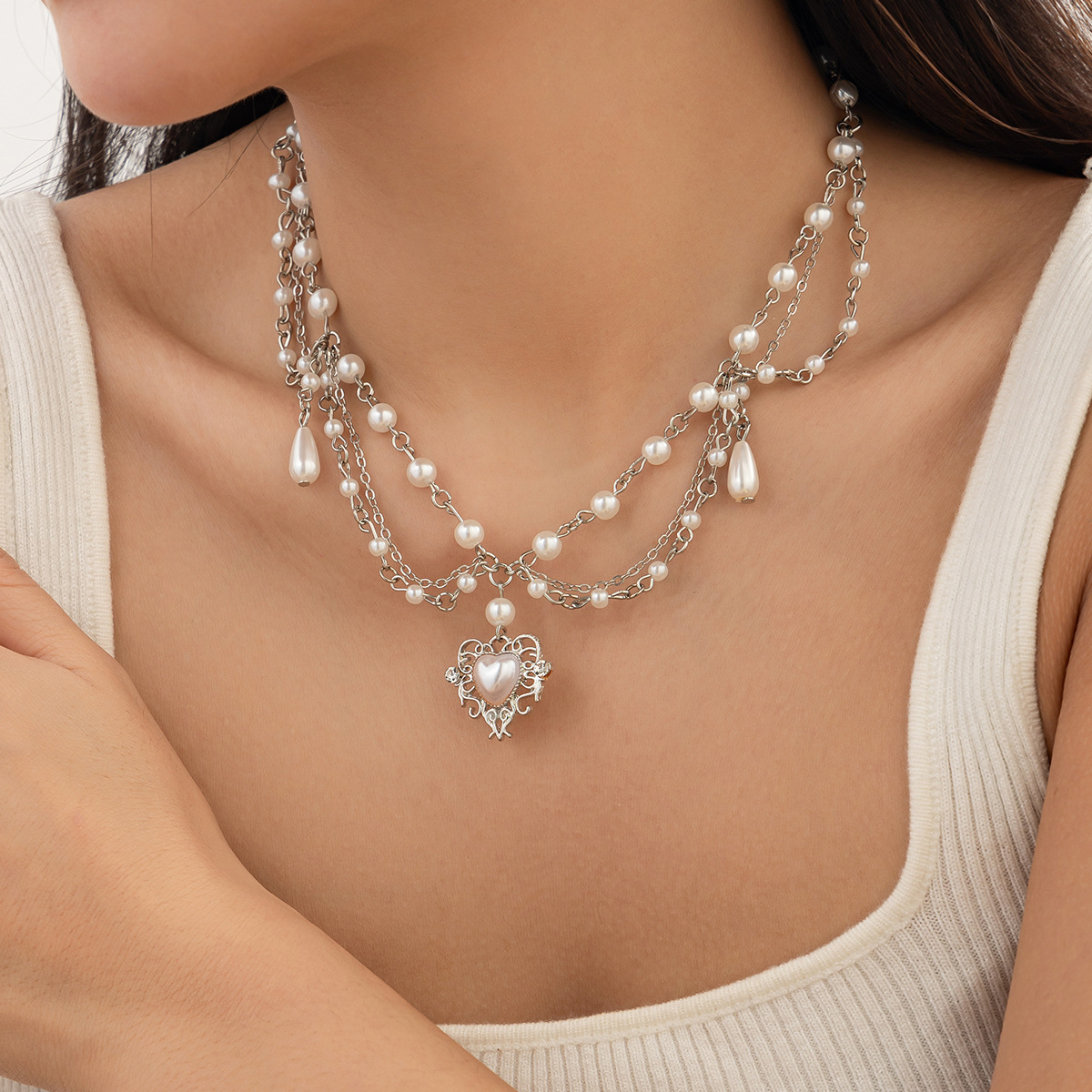 European and American cross-border jewelry: simple metallic heart-shaped pendant, collarbone chain, fashionable teardrop-shaped pearl necklace details Picture