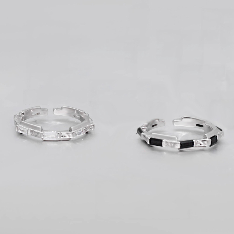 Sweet and cool, unique and niche design, ins cold style black and white checkered open ring, women's fashionable, simple and elegant index finger ring Application Scenario