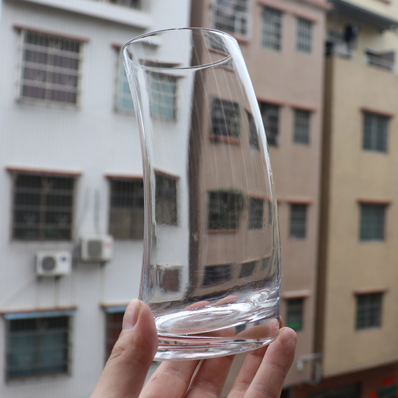 Juice cups, crystal glass beer mugs, creative crescent-shaped cups, bent cups, wine ware manufacturers, wholesale in stock with LOGO printing Application Scenario