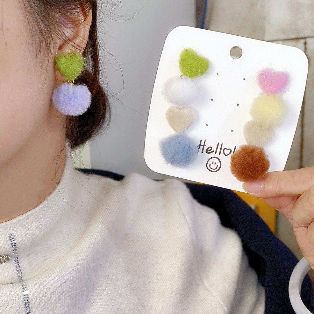 The fluffy color-blocking stud earrings are a bestseller for women in the autumn and winter of 2025. They are sweet and versatile, high-end and fashionable earrings full figure