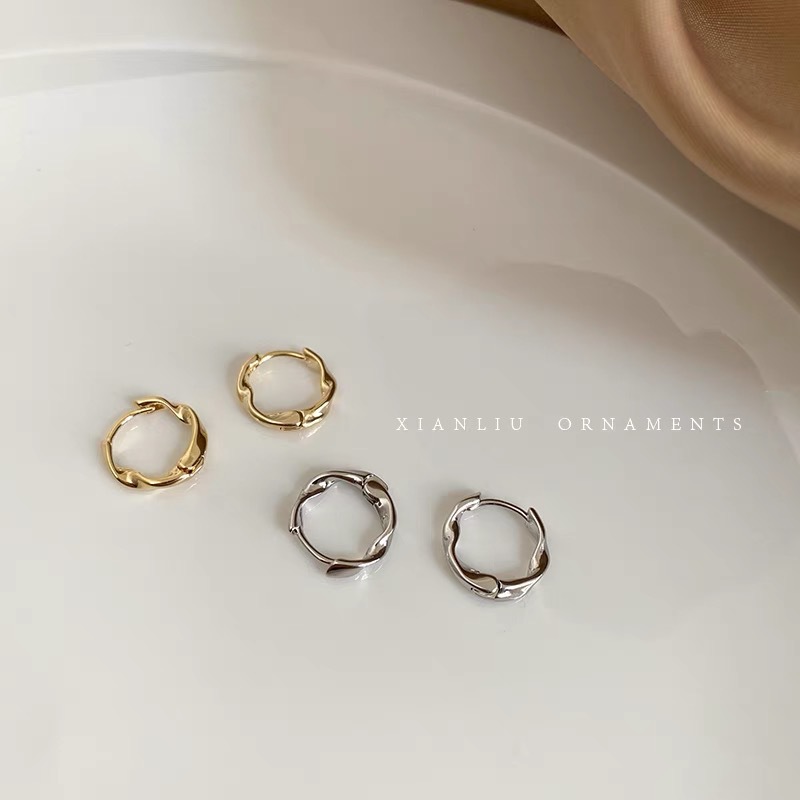 In Dongdaemun, South Korea, there are simple ear rings. Women don't need to remove ear studs when sleeping. Geometric twisted Mobius ring earrings are versatile full figure