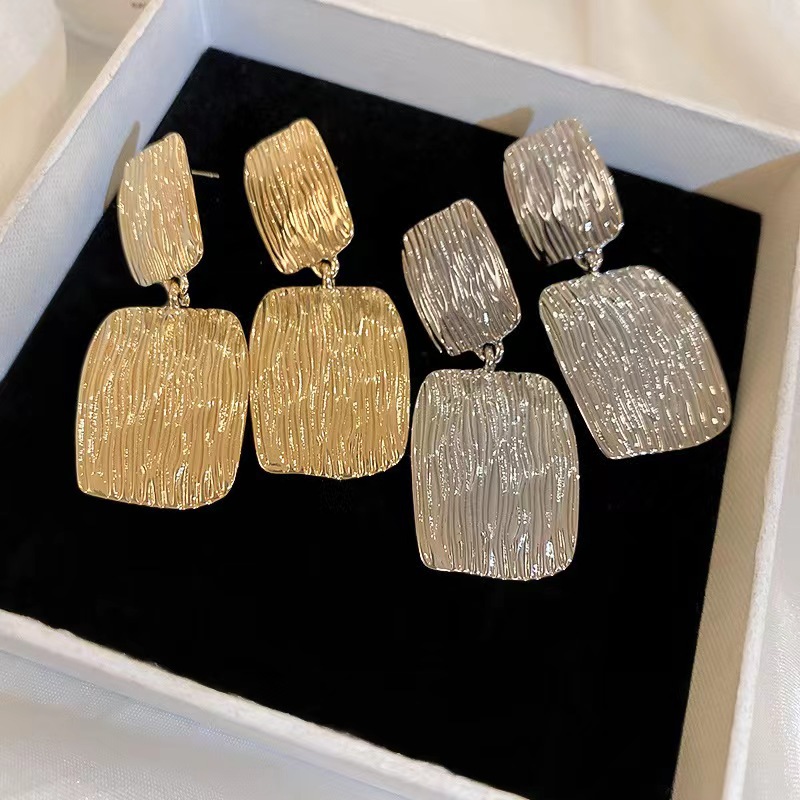 INS trendy metal style square striped earrings, fashionable and versatile, European and American cross-border high-end stud earrings, new earrings for women Application Scenario