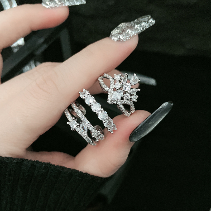 A light luxury and high-end crown inlaid ring for women, adjustable and delicately layered, with a niche design and texture, is an ins index finger ring full figure