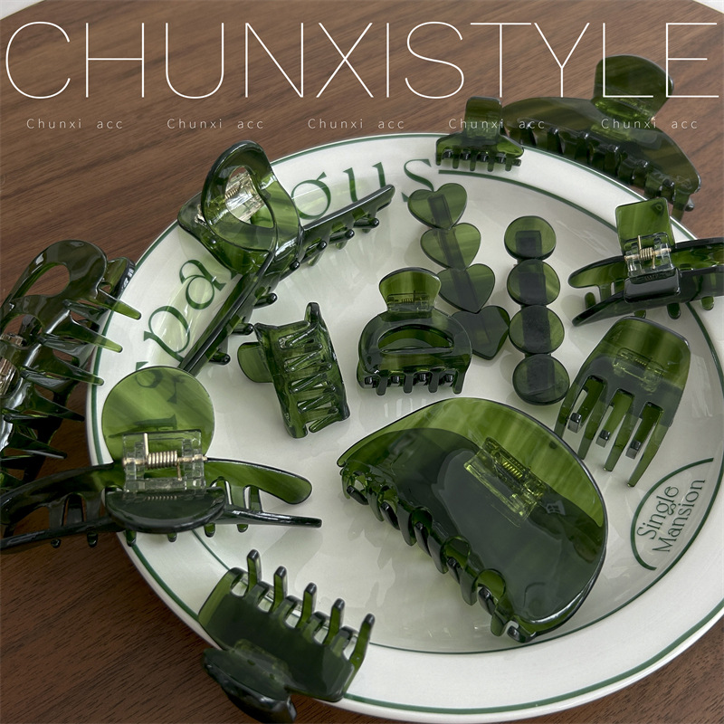 A high-end French acetate dark green shark clip with a simple and elegant style. The back of the head is a Korean hair accessory Application Scenario