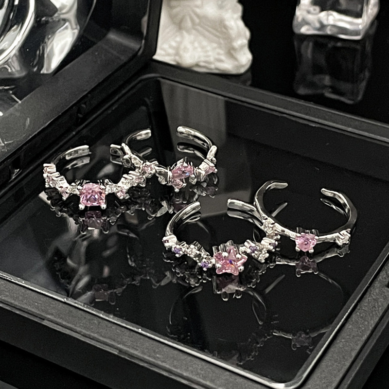 A niche heart-shaped star pink diamond light luxury ring with a touch of sophistication for women, sweet and cool. The butterfly color brightens the complexion and can adjust the ring trend Specification drawing