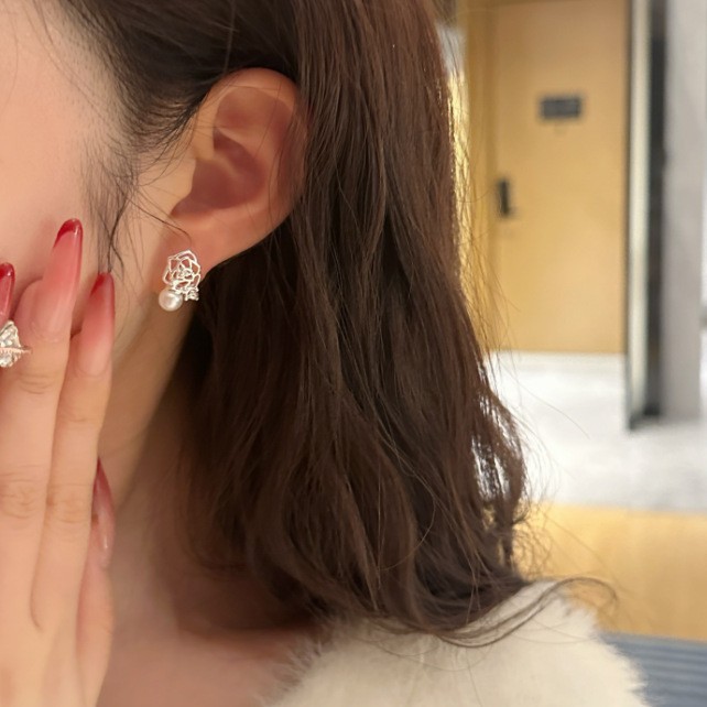 Small and exquisite hollowed-out flower pearl stud earrings for women, with a unique design sense, simple and elegant, versatile and high-end look details Picture