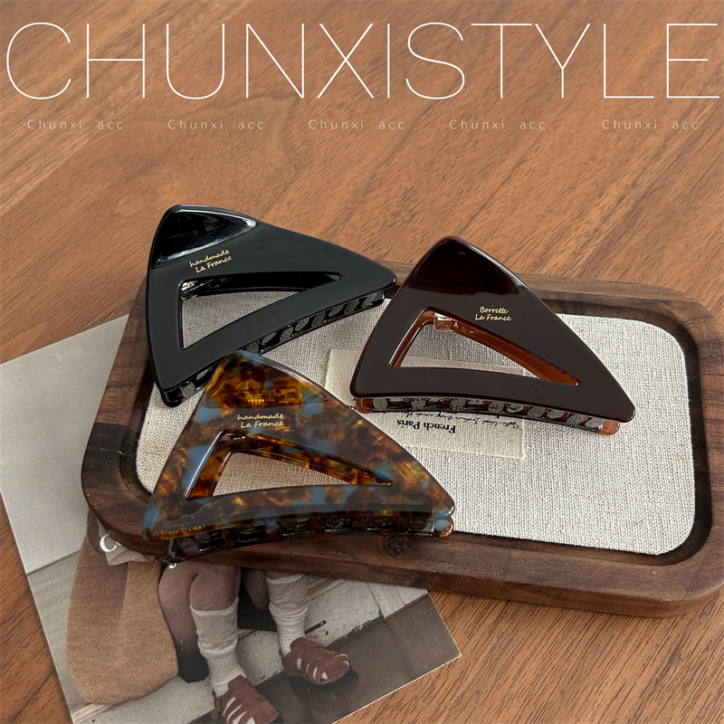 Korean france triangular gripper, medium-sized acetate hairpin, updo, high-end, niche shark clip headwear and hair accessory details Picture