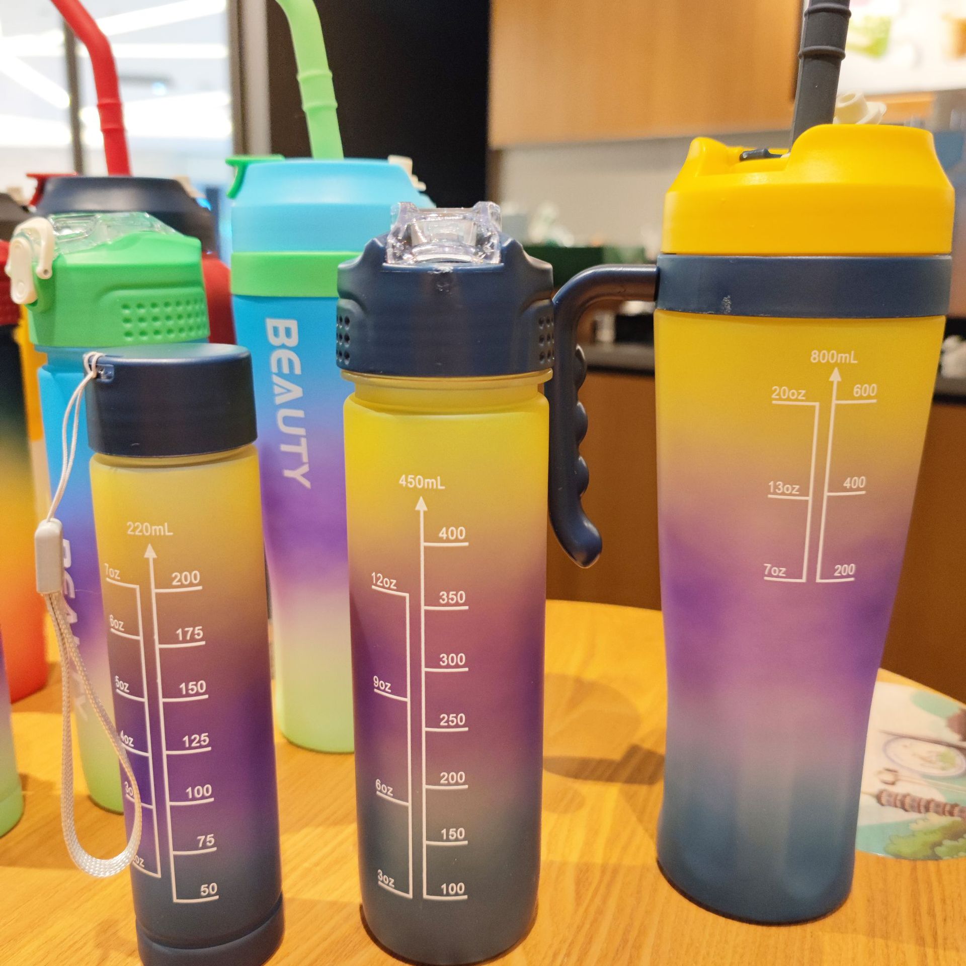 Cross-border gradient color car ice cup Portable handle straw plastic water bottle large-capacity car cup three-piece set Specification drawing