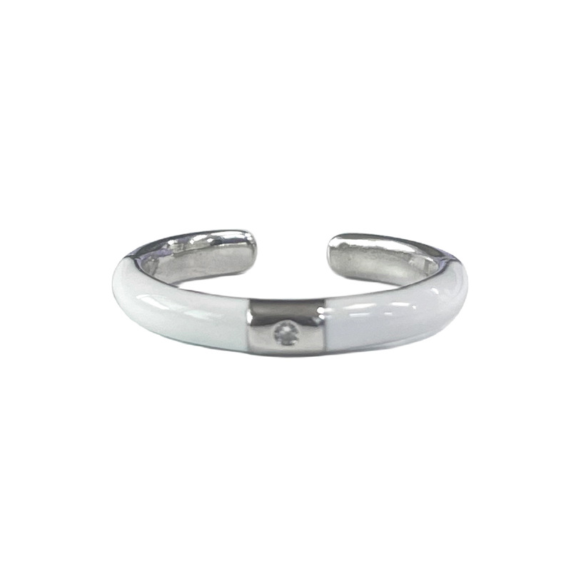 This unique and niche ring exudes a sense of sophistication for women. It features a white glazed chain opening ring with a cold style and a distinctive, individualistic and elegant accessory trend Item Picture