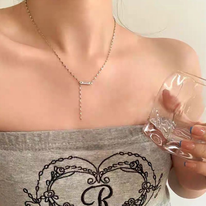 Design sense letter long bar necklace for women, 2023 new style simple, light luxury, niche collarbone chain, versatile neckchain accessory full figure