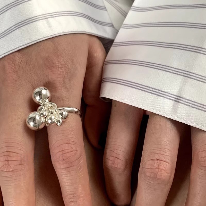 This multi-bead ring is the same as the one worn by a South Korean blogger. It features a niche design for women, exuding a sense of high-end elegance, simplicity, individuality and a cold style full figure