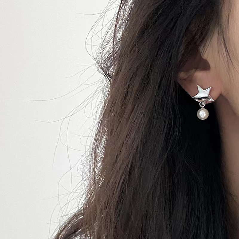 A new style of elegant and simple star-shaped pearl pendant earrings for women, versatile and high-end, with a cold design sense details Picture