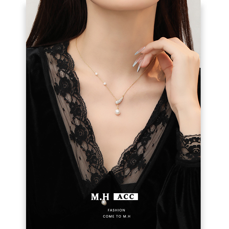 Asymmetrical pearl zircon necklace for women, simple gold collarbone chain, ins brass gold-plated fine chain pendant full figure