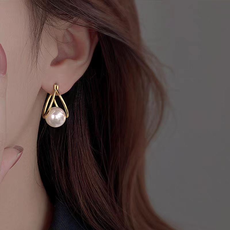 The retro Hong Kong-style double-loop pearl earring is a simple and cold style for women, fashionable and versatile. It is suitable for square faces and pairs well with overcoats as earrings Specification drawing