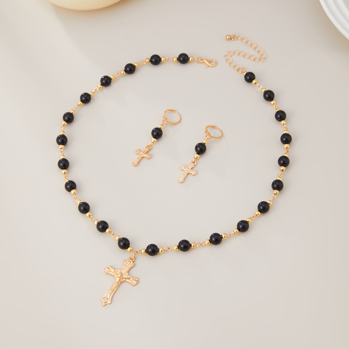European and American foreign trade best-selling jewelry, Virgin Mary cross metal pendant necklace for women, black round bead string necklace Application Scenario